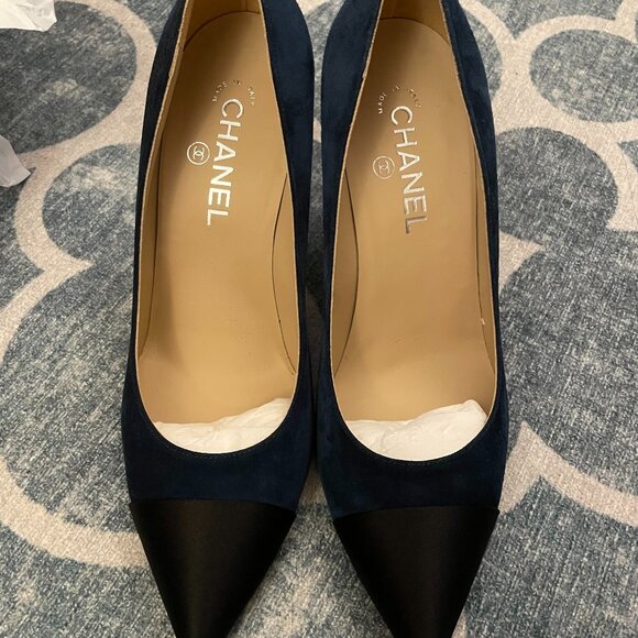 Navy Black Chanel Suede CC Toecap Pumps Size 40 - Picture 1 of 5